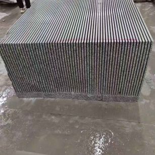 莆田芝麻白毛板荒料切割